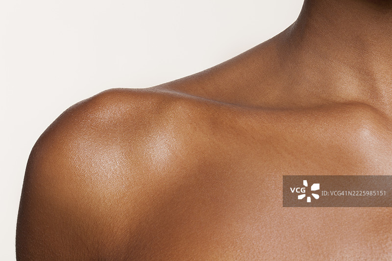 女性肩膀和锁骨的特写摄影图片素材