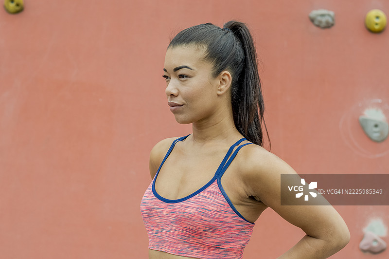 女性站在攀岩墙前图片素材