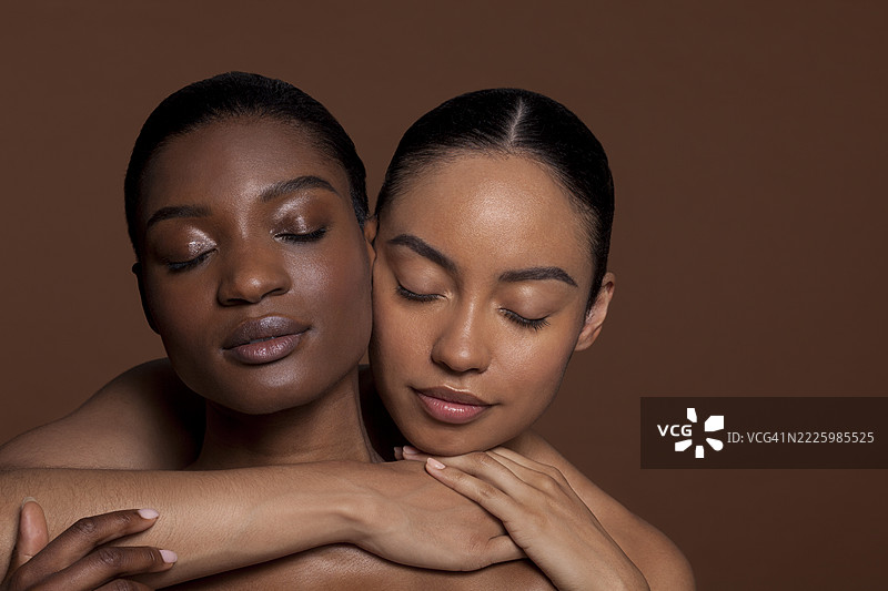 年轻女性闭眼相拥图片素材