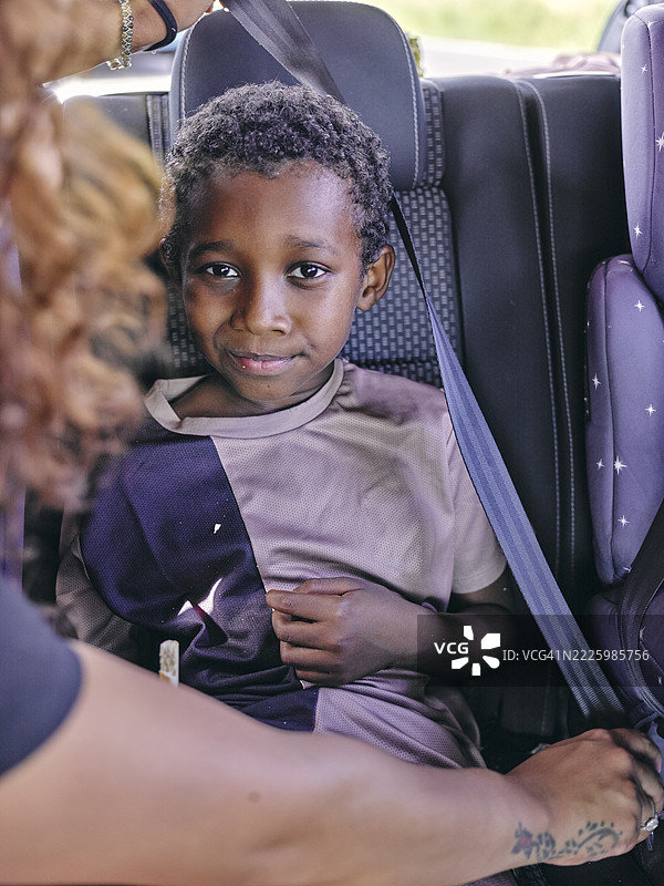 母亲为儿子系安全带图片素材