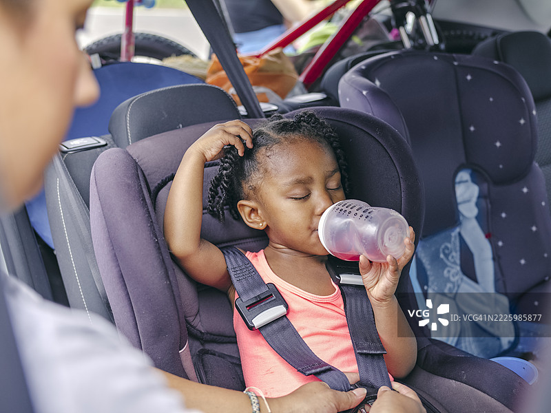 母亲为女儿系安全带图片素材