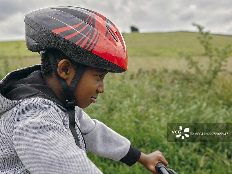 男孩在乡村骑自行车图片素材