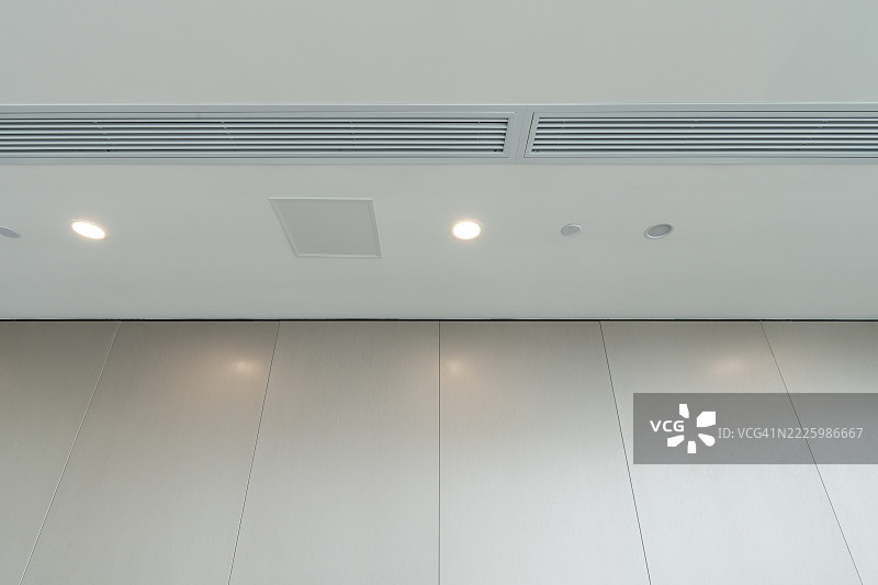 现代办公室内部，配有天花板灯和通风格栅图片素材