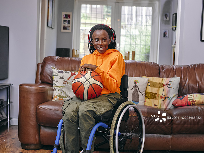 坐在轮椅上的女孩手握篮球图片素材