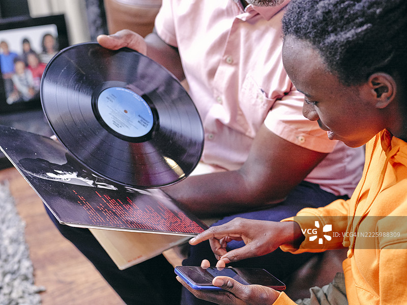 祖父和孙女在看黑胶唱片图片素材