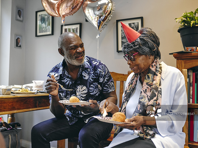 男女在生日派对上用餐图片素材