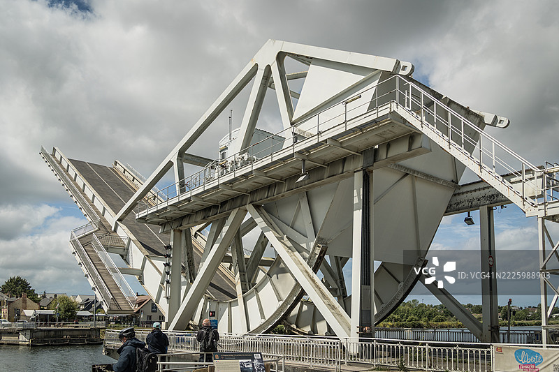 2025年5月28日，法国诺曼底贝努维尔的佩加索斯桥二战遗址，下午时分图片素材