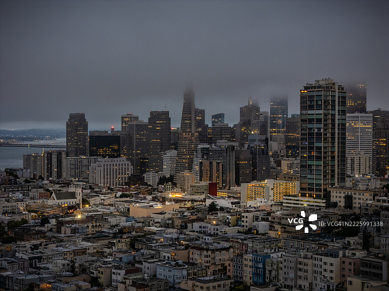 旧金山的雾霭天际线图片素材