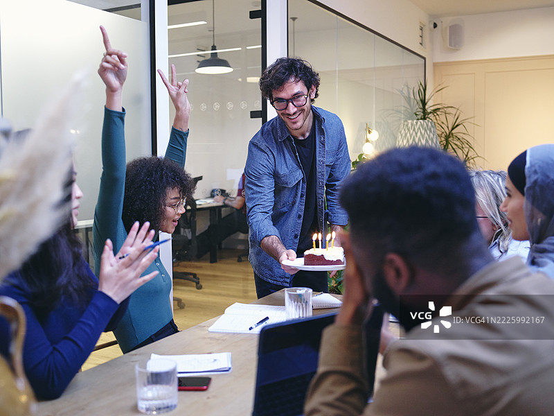 英国，伦敦，办公室同事庆祝生日图片素材