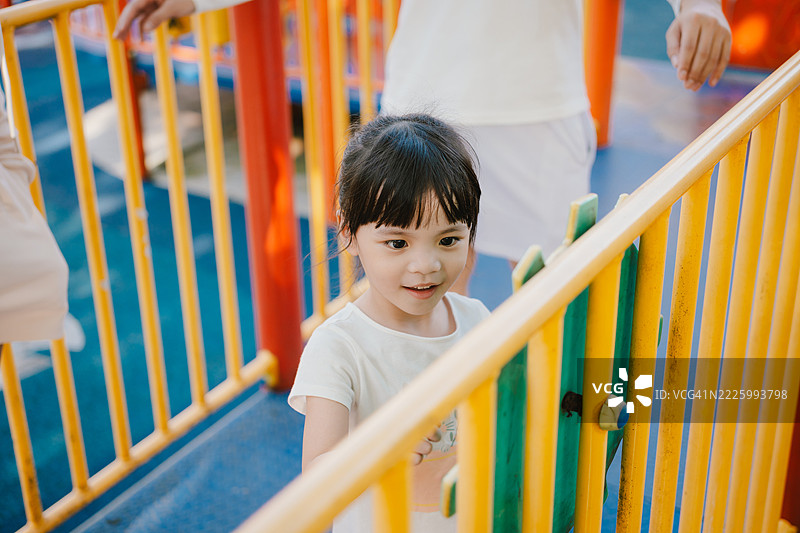 好奇的孩子在游乐场探险图片素材