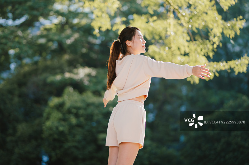 城市公园中的积极健康活动图片素材