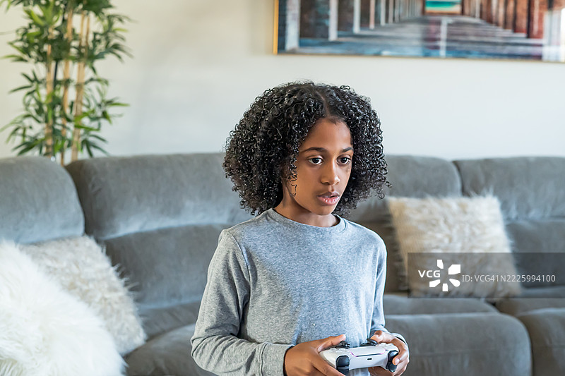 男孩在家玩视频游戏图片素材