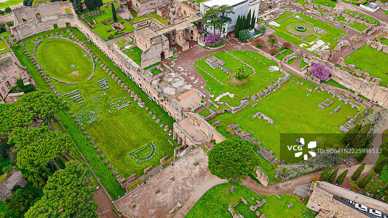 罗马帕拉蒂尼山上多米提安竞技场的废墟鸟瞰图，古罗马遗址，椭圆形花园区域，石头遗迹和历史建筑被绿树环绕。图片素材