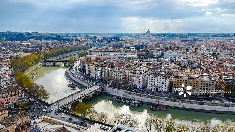 从空中俯瞰翁贝托一世桥，跨越台伯河，远处可见历史建筑和圣彼得大教堂的圆顶，罗马城市风景，适用于编辑和商业用途的旅行概念图片素材