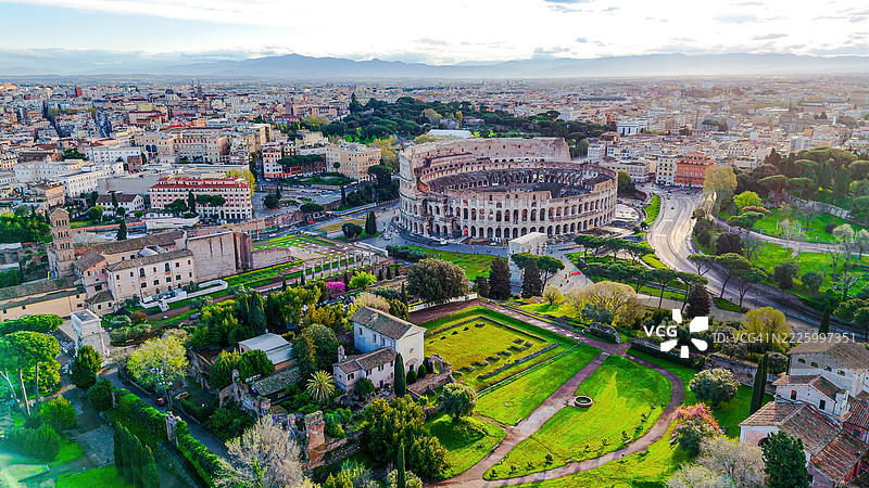 罗马古代斗兽场的鸟瞰图，展示了全景城市风光，从不同角度包括俯视细节，历史建筑和旅游概念，适用于编辑和旅行设计。图片素材