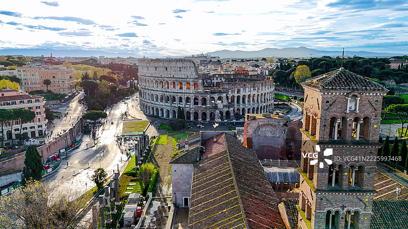 罗马古代斗兽场的鸟瞰图，展示了全景城市风光，从不同角度包括俯视细节，历史建筑和旅游概念，适用于编辑和旅行设计。图片素材