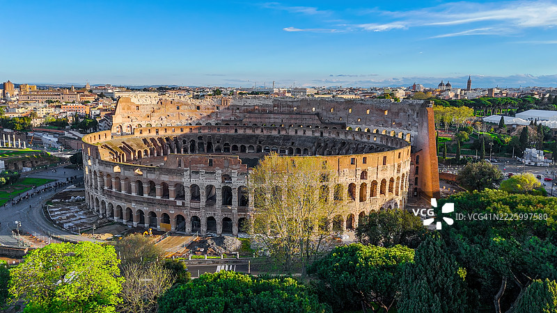 罗马古斗兽场的鸟瞰图，展示全景城市风光，从不同角度包括俯视细节的标志性罗马圆形剧场，历史建筑与旅游概念，适用于编辑和旅行设计。图片素材