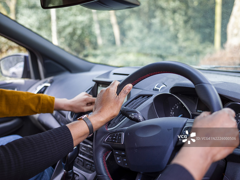女人和女孩在车里，手部特写图片素材