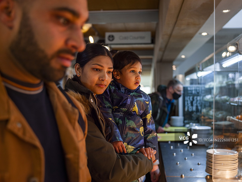 父母与儿子在自助餐厅图片素材