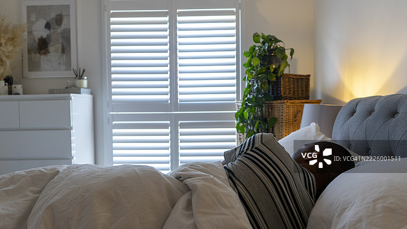 卧室里睡着的男人图片素材