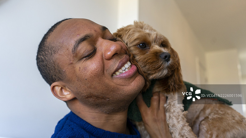 男人拥抱狗狗图片素材