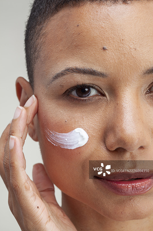 女性涂抹面霜的特写镜头图片素材