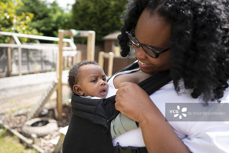 母亲抱着婴儿儿子（2-5个月大）图片素材