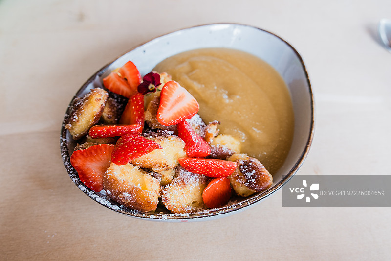 新鲜的凯瑟施玛恩配草莓和苹果酱图片素材