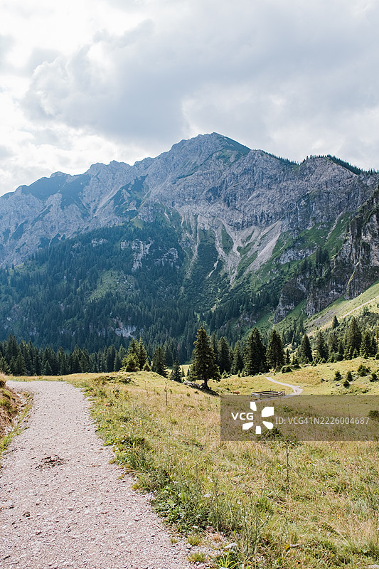 通往布赖滕贝格山的徒步小径图片素材