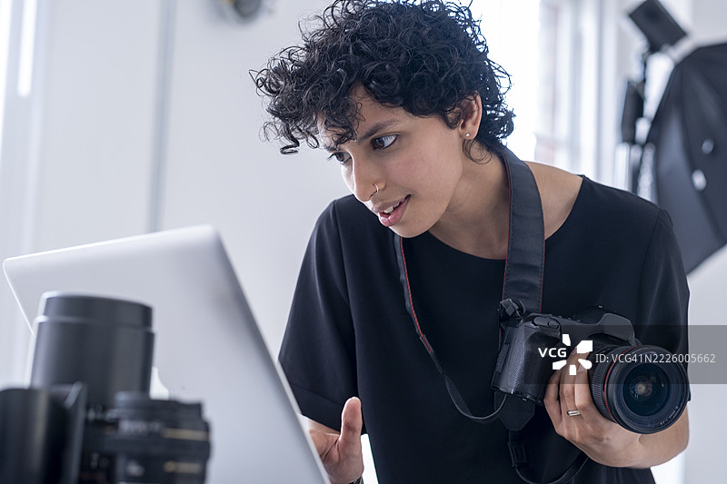 女性摄影师使用笔记本电脑图片素材