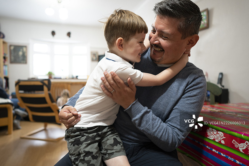 父亲在家里和儿子玩耍图片素材