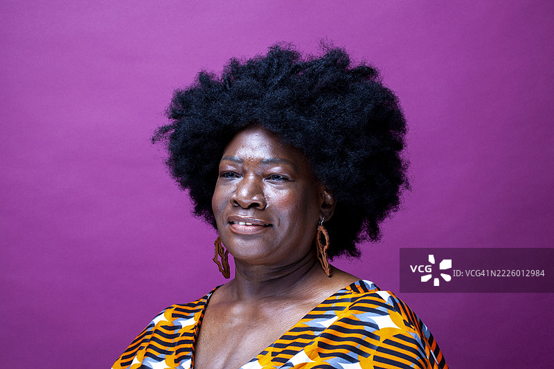 成熟的女性的大卷发摄影棚拍摄图片素材