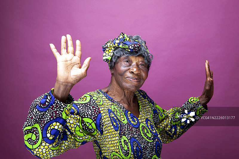 老年女性在舞蹈的工作室拍摄照片图片素材