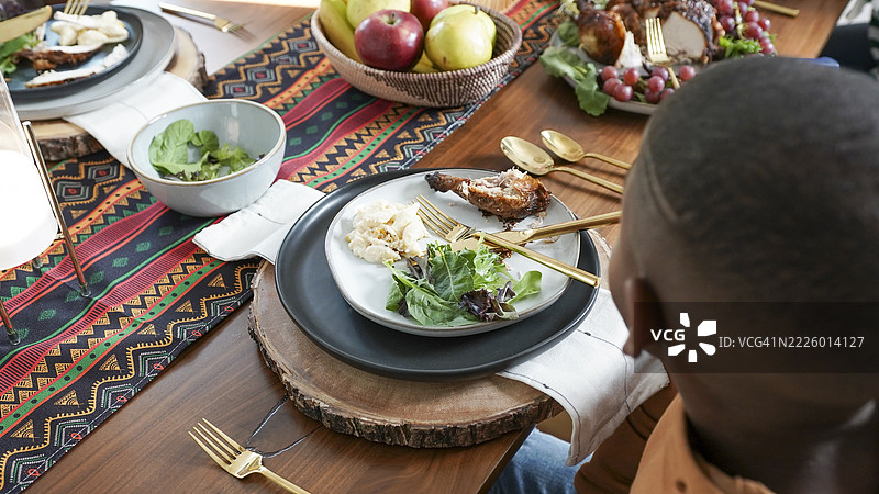 男孩（8-9岁）正在享用宽扎节的餐点图片素材