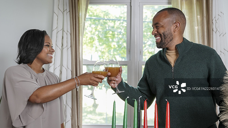 成熟夫妇在宽扎节的餐桌上举杯祝酒图片素材