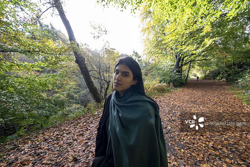 在森林小道上站着的女性肖像图片素材