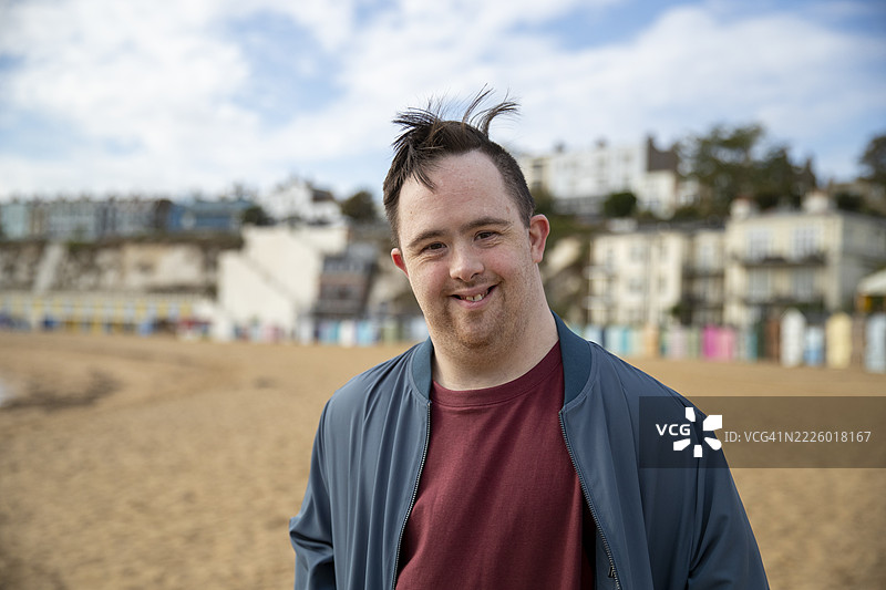 中年男子在海滩上的肖像图片素材