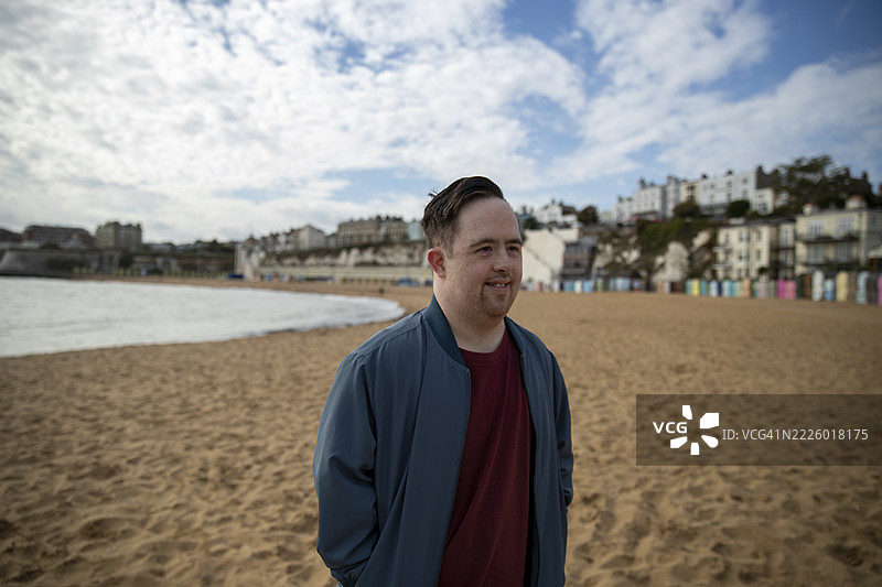 中年男子在海滩上图片素材