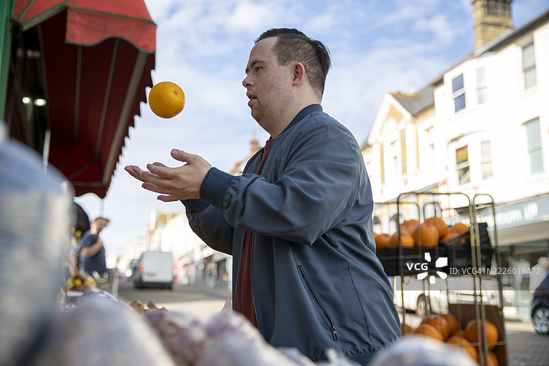 男子在杂货店检查水果图片素材
