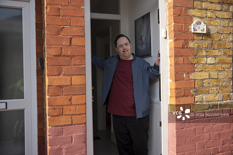 中年男子站在房子的门口肖像图片素材