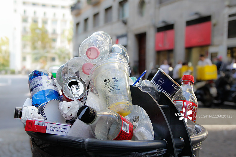 溢出的垃圾桶图片素材