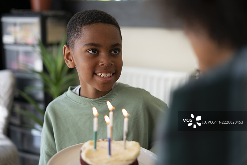 母亲和儿子庆祝生日，享用生日蛋糕图片素材