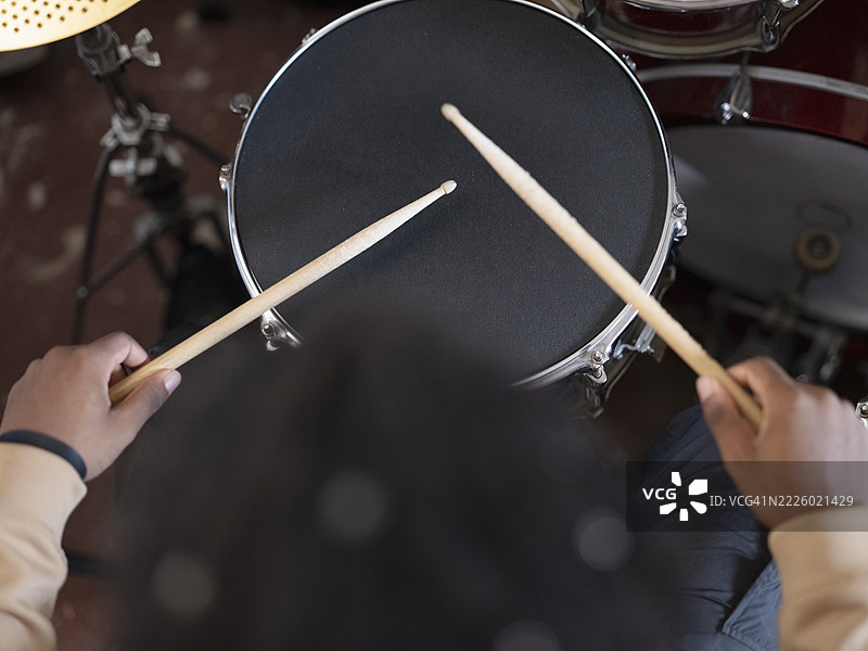 青少年男孩在练习打鼓图片素材