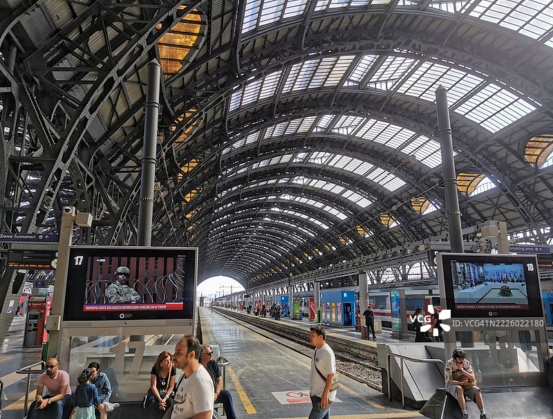 米兰中央火车站的铁拱门图片素材