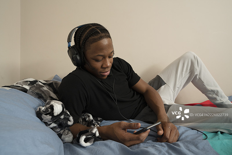 少年在家床上听音乐图片素材