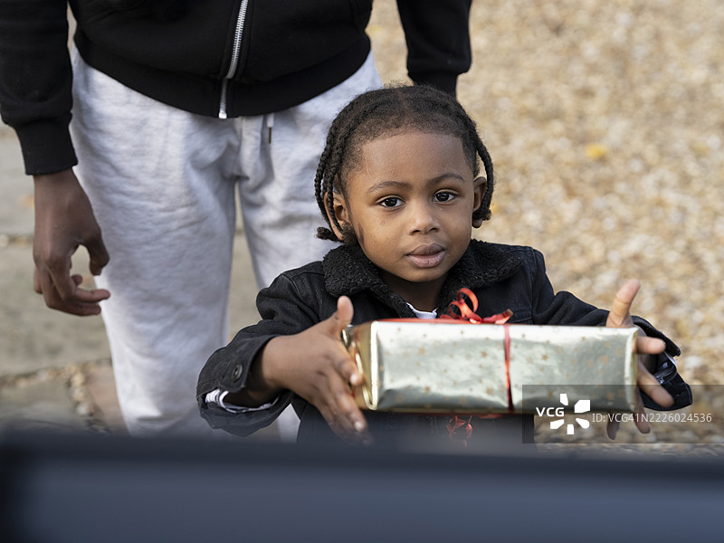 兄弟们走向汽车，手里拿着圣诞礼物图片素材