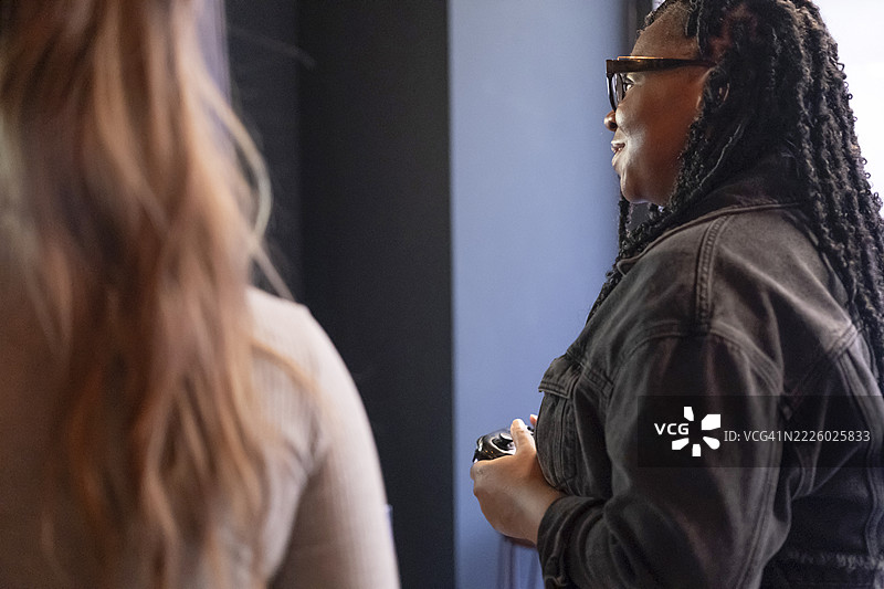 女性朋友在酒吧玩视频游戏图片素材