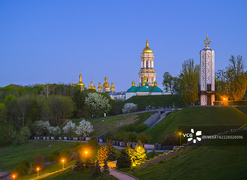 乌克兰基辅，基辅佩乔尔斯克修道院和霍洛多莫尔纪念碑在黄昏时分图片素材