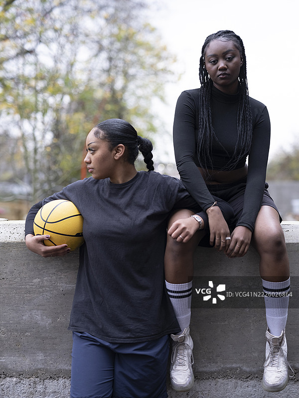 两个女性朋友在户外拿着篮球图片素材