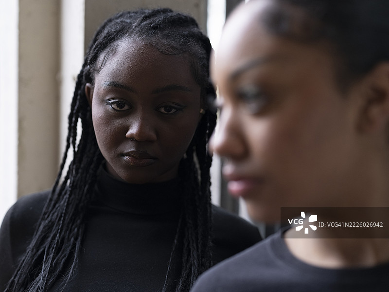 年轻女性朋友的肖像图片素材